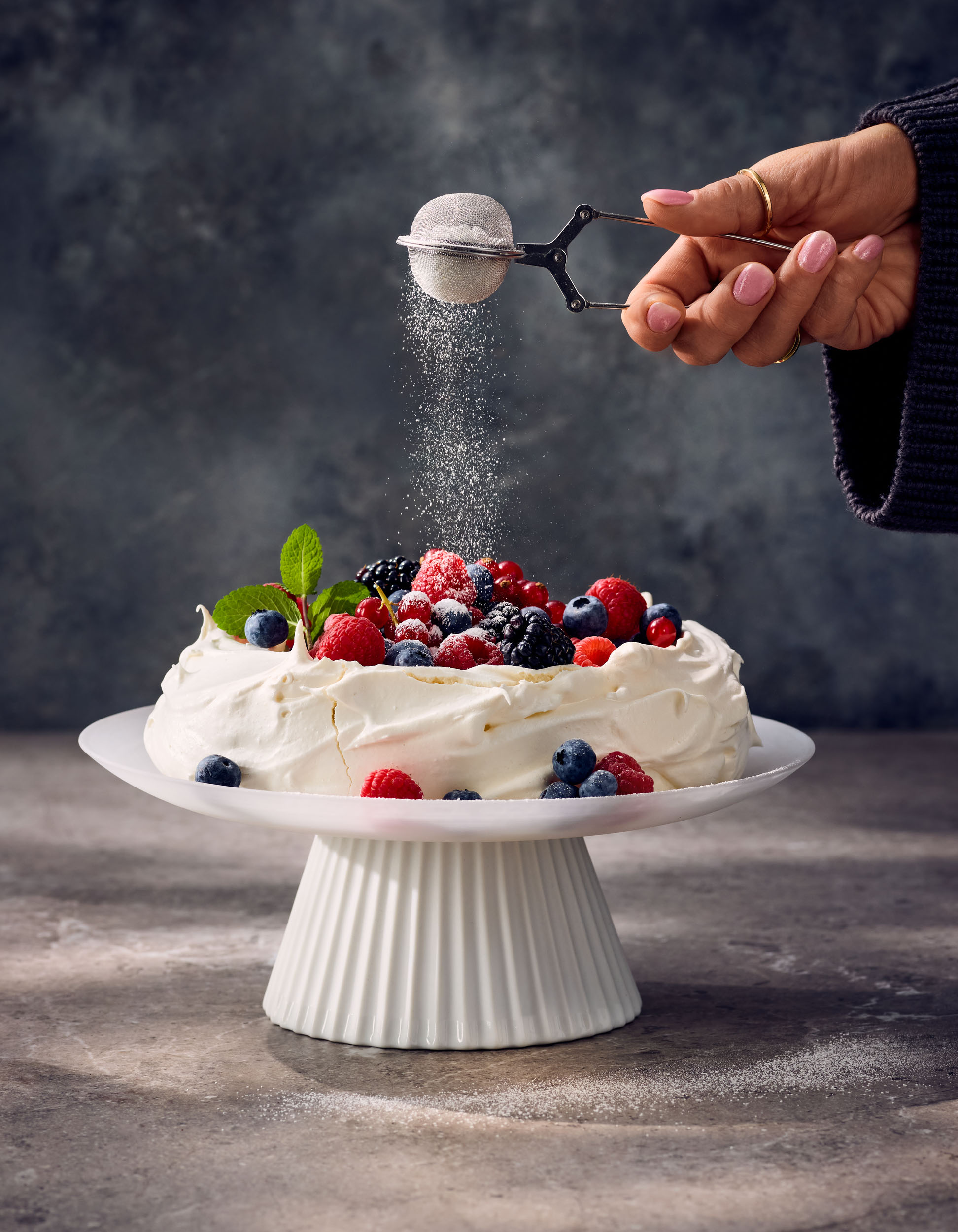 Sahnige Beeren-Pavlova mit frischen Beeren auf Baiserboden, Food-Foto von Thorsten kleine Holthaus für das Kochbuch „Einfach zu gut“ von Gina Kaas.