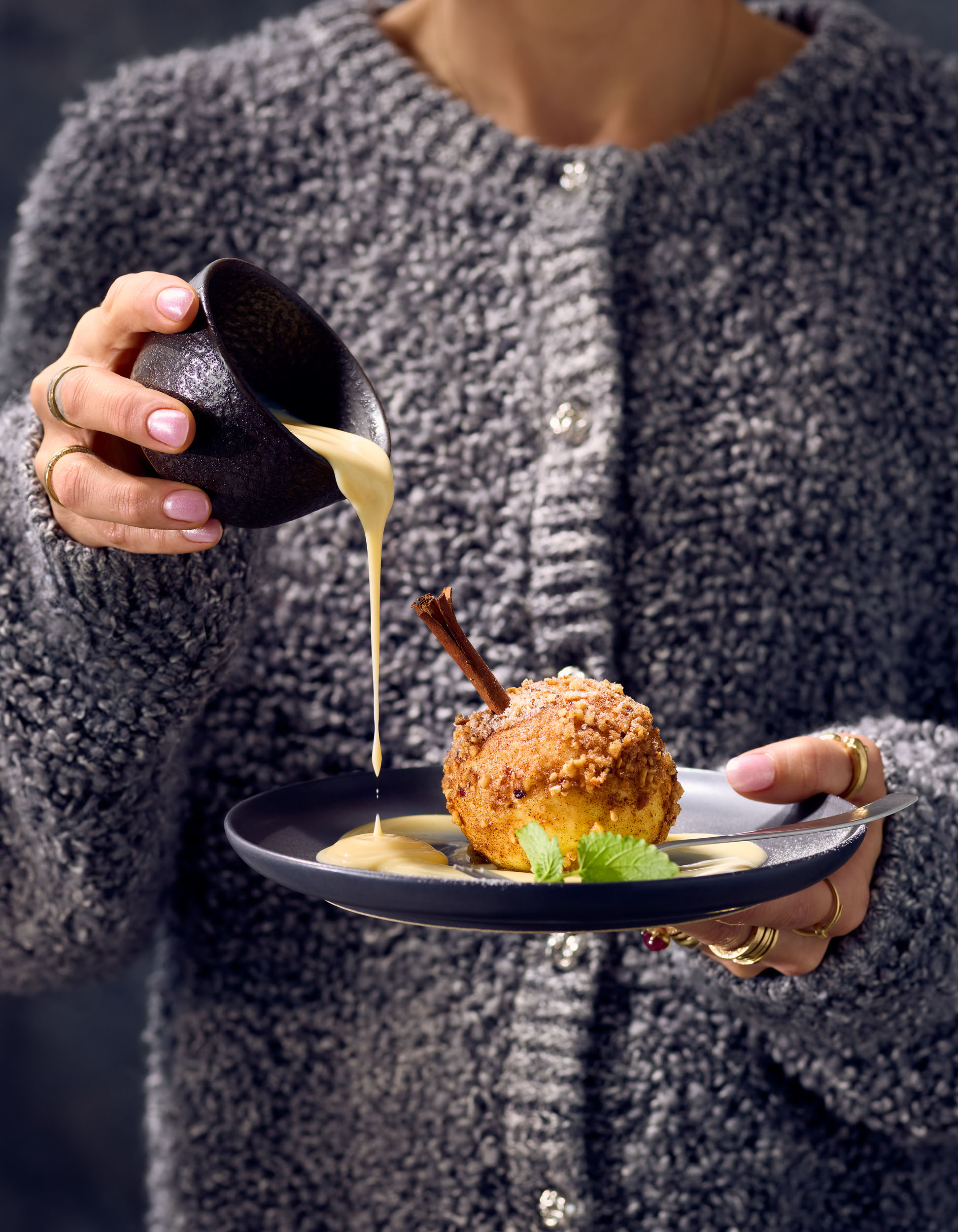 Dessertbild: Bratapfel im knusprigen Nussmantel, Professionelle Food-Fotografie von Thorsten kleine Holthaus für das Spiegel-Bestseller-Kochbuch "Einfach zu gut" von Gina Kaas