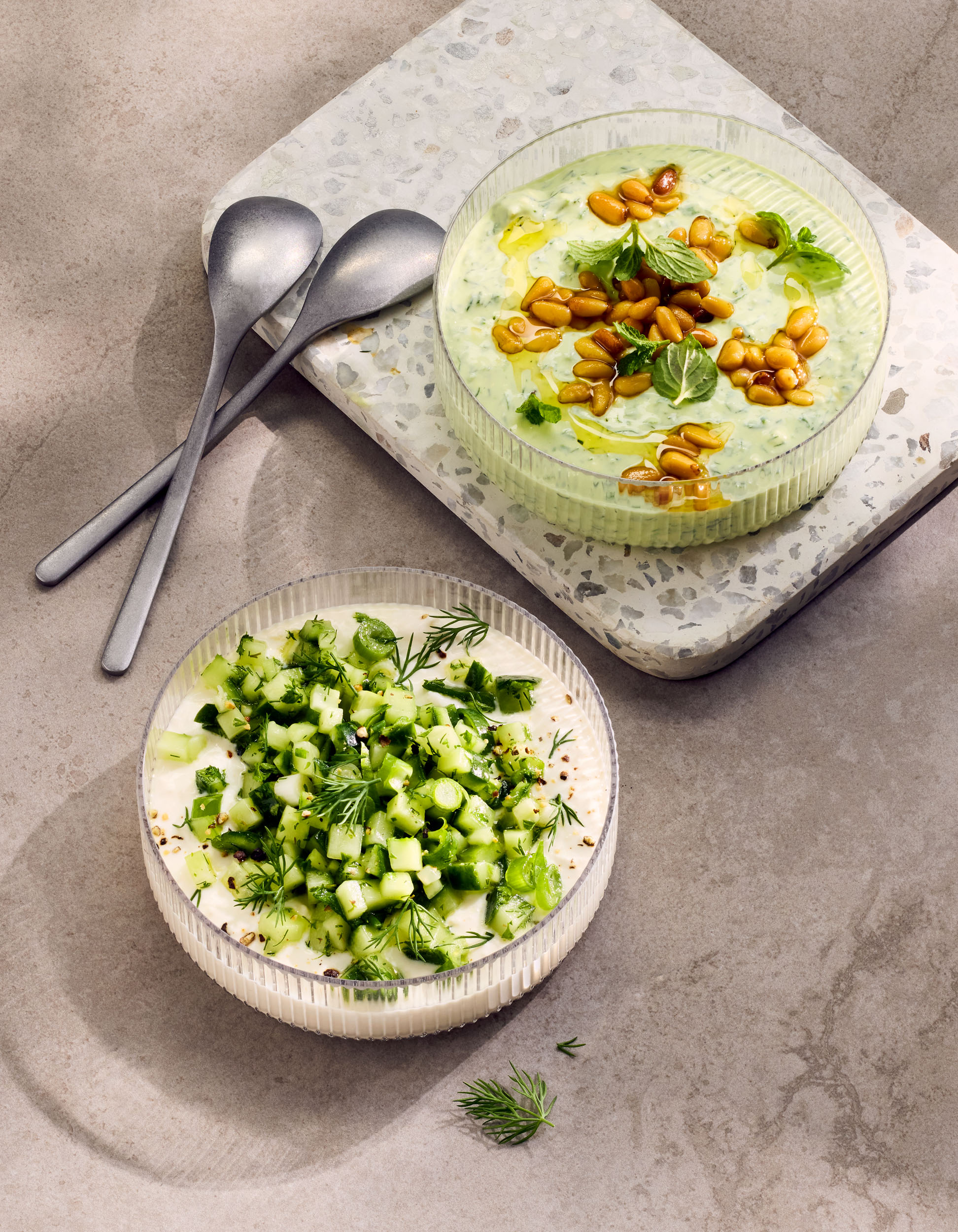 Rezeptfoto von zwei Dips: Gurken-Dip und Gruene-Goettin-Dip fotografiert für das Spiegel-Bestseller-Kochbuch "Einfach zu gut" von Gina Kaas