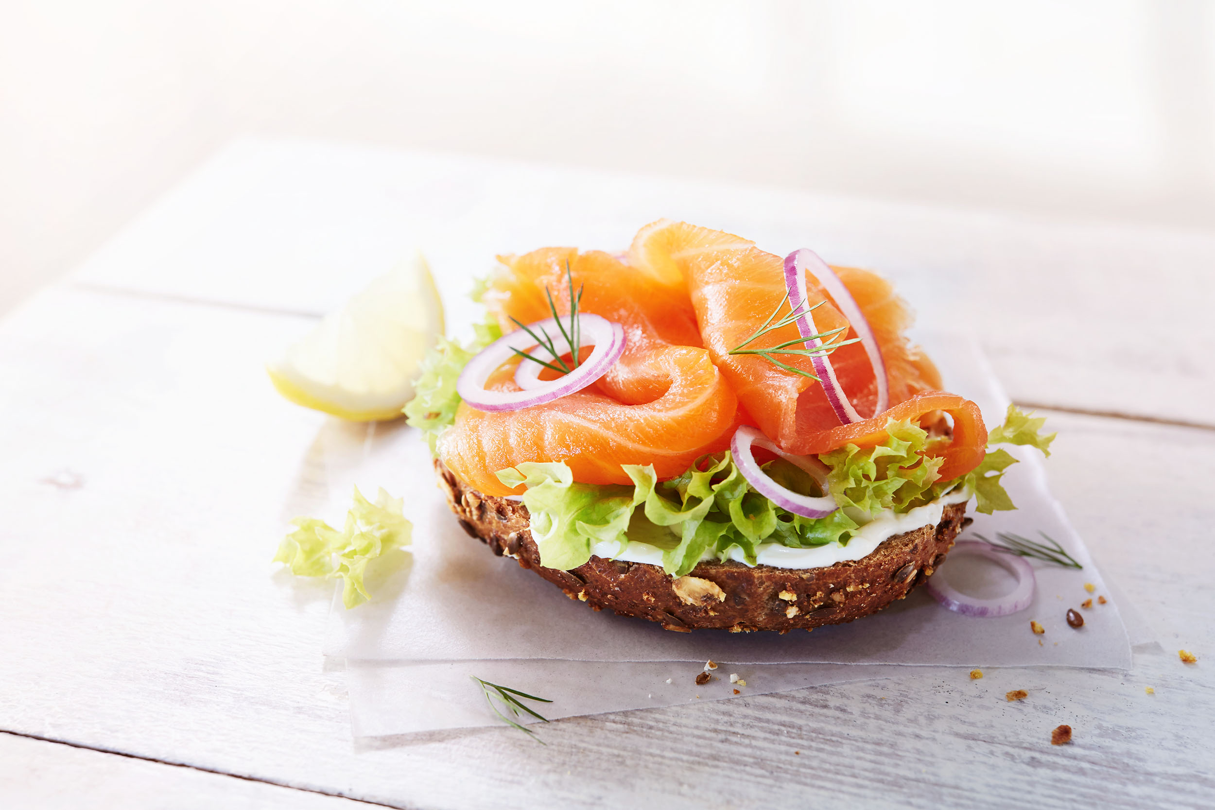 Modernes, helles, werbliches Foodfoto
