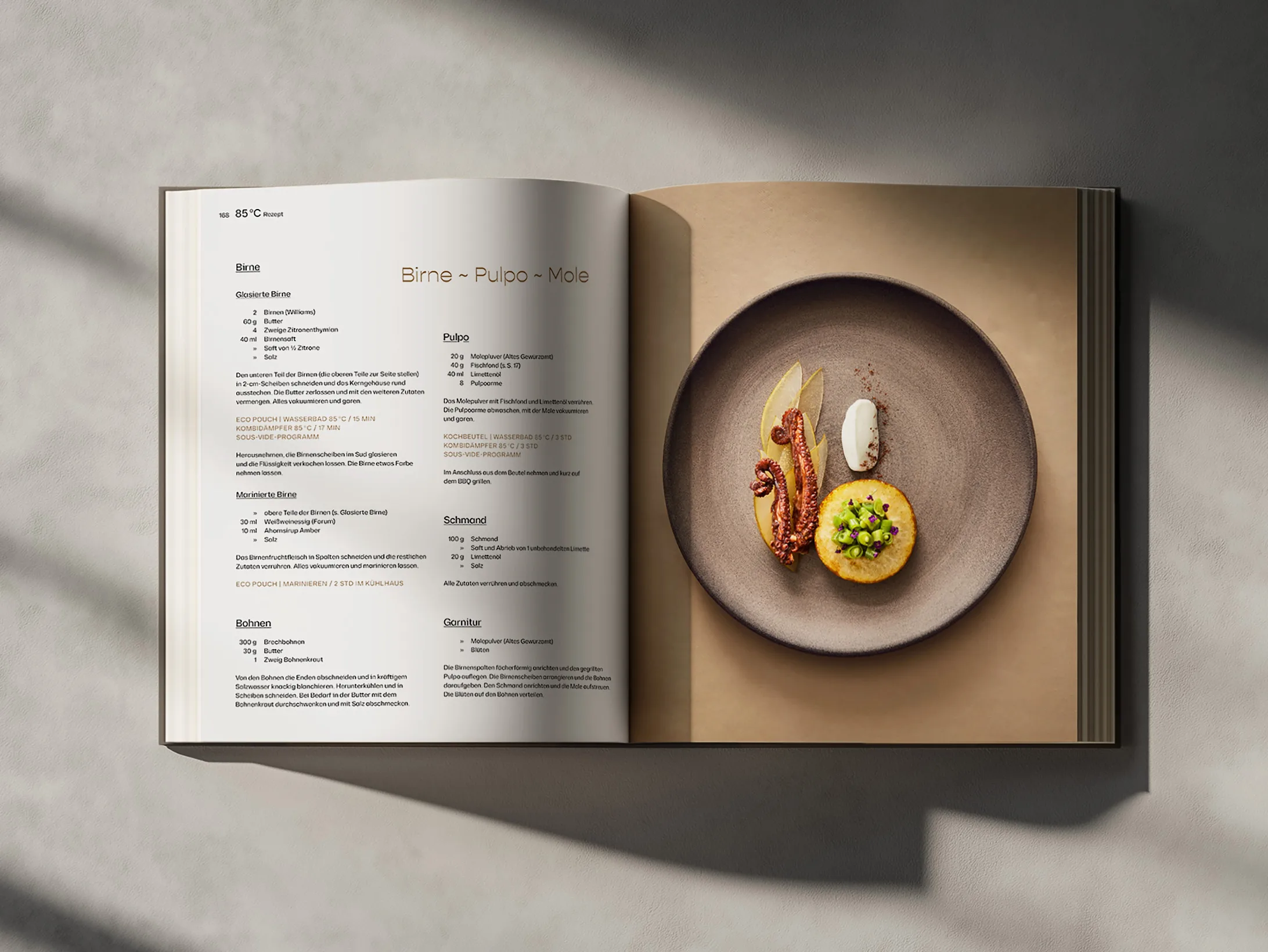 Doppelseite mit dem Rezeptbild "Birne - Pulpo - Mole" aus dem Standardwerk "Sous-Vide" des Kochbuchautors Heiko Antoniewicz