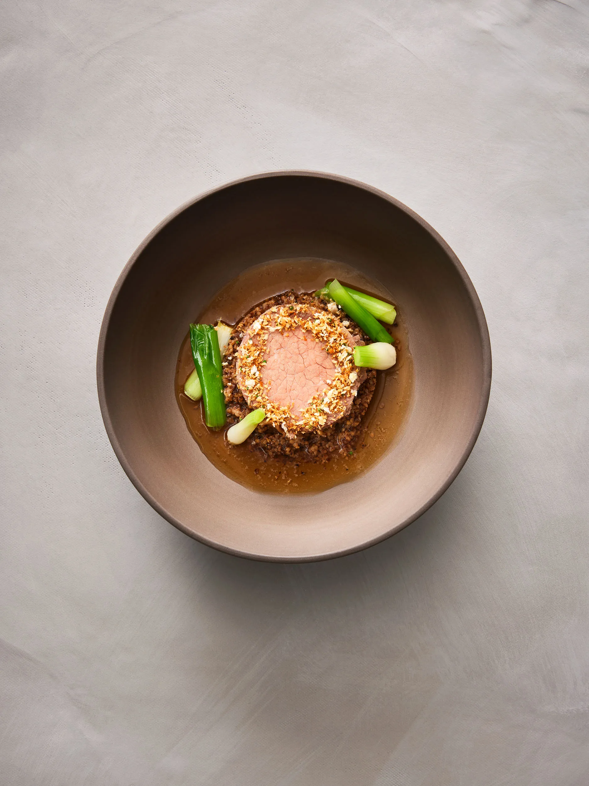 Rezeptbild "Tafelspitz - Graupenrisotto - Brühe - Limette" aus dem Standardwerk "Sous-Vide" des Kochbuchautoren Heiko Antoniewicz