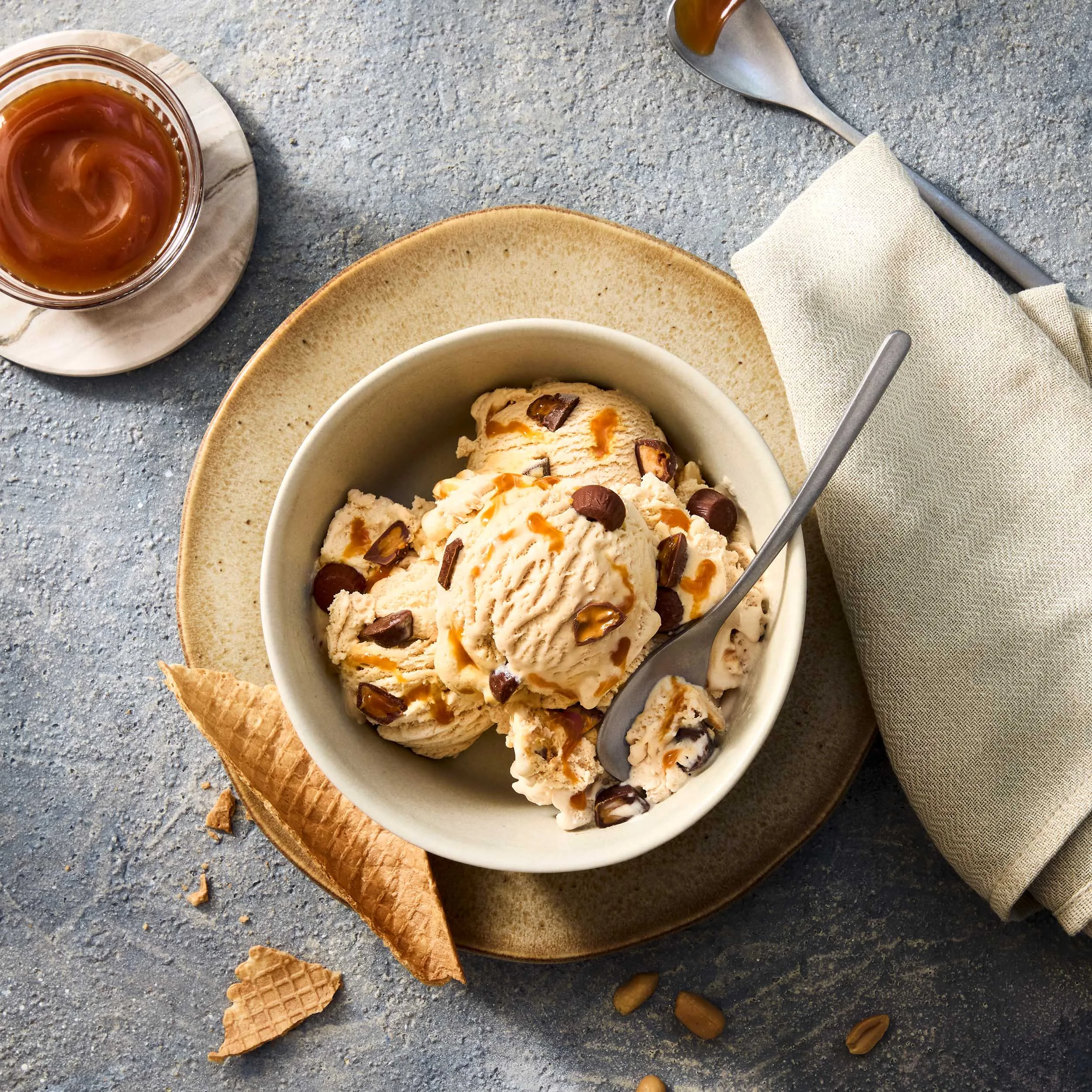 Natürliche, ansprechende Eis-Fotografie: American Ice Cream Peanut-Butter meets Caramal