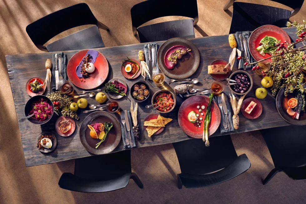 Hochwertige Food-Fotografie einer urban gedeckten Tafel mit vegetarischem Soulfood.