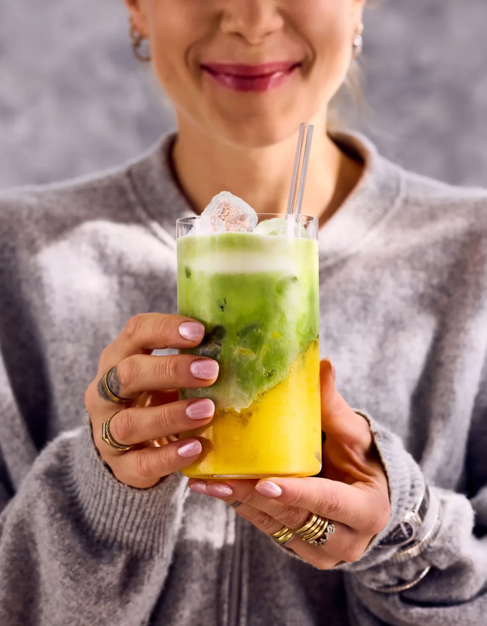 Fruchtiger frozen Kokos-Matcha im Glas, fotografiert von Thorsten kleine Holthaus für Gina Kaas’ Spiegel-Bestseller „Einfach zu gut“.