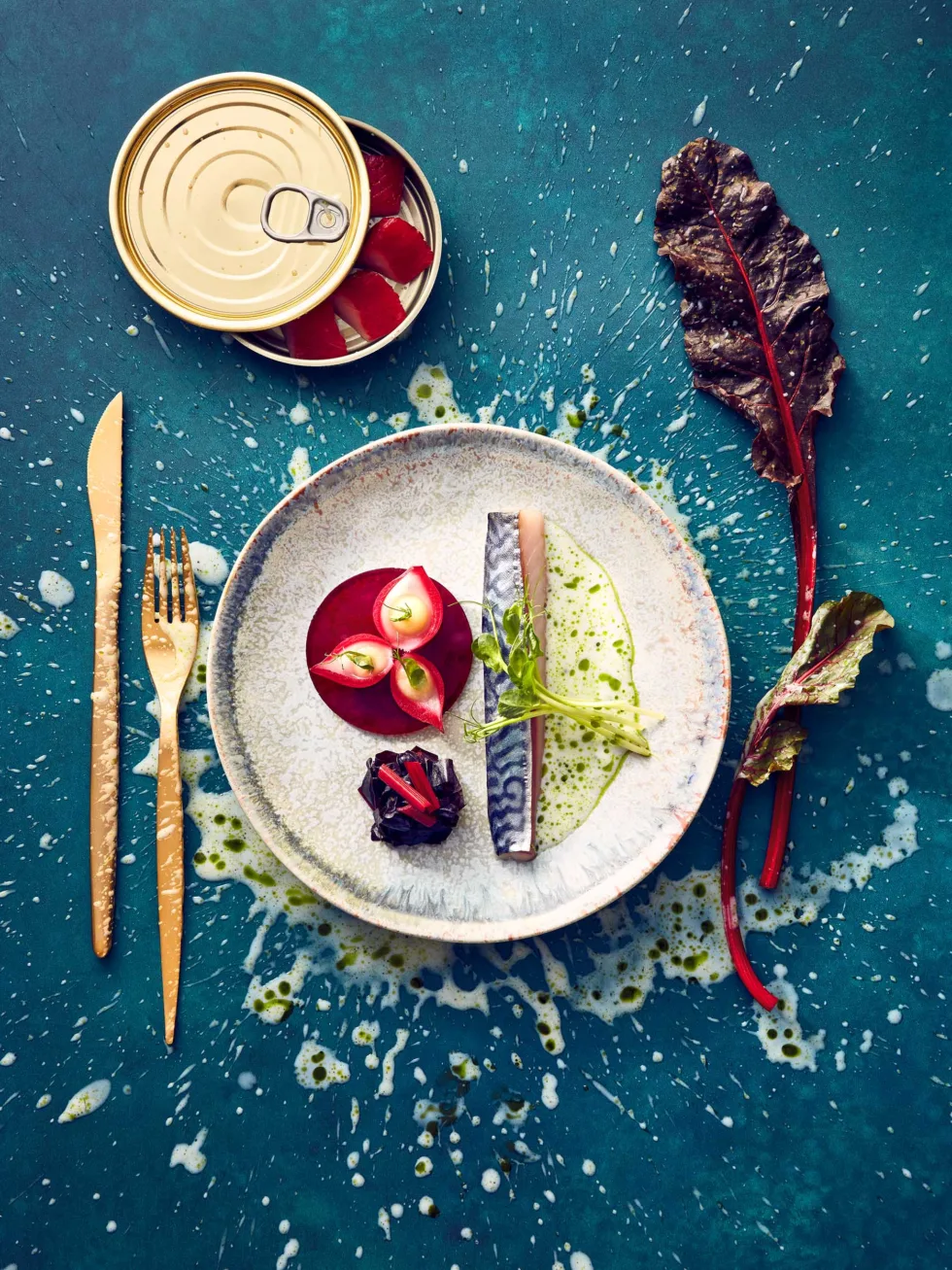Gebeitze Makrele mit Buttermilch-Dill-Dressing, kunstvoll angerichtet mit Soßen-Splash auf petrolfarbenem Untergrund