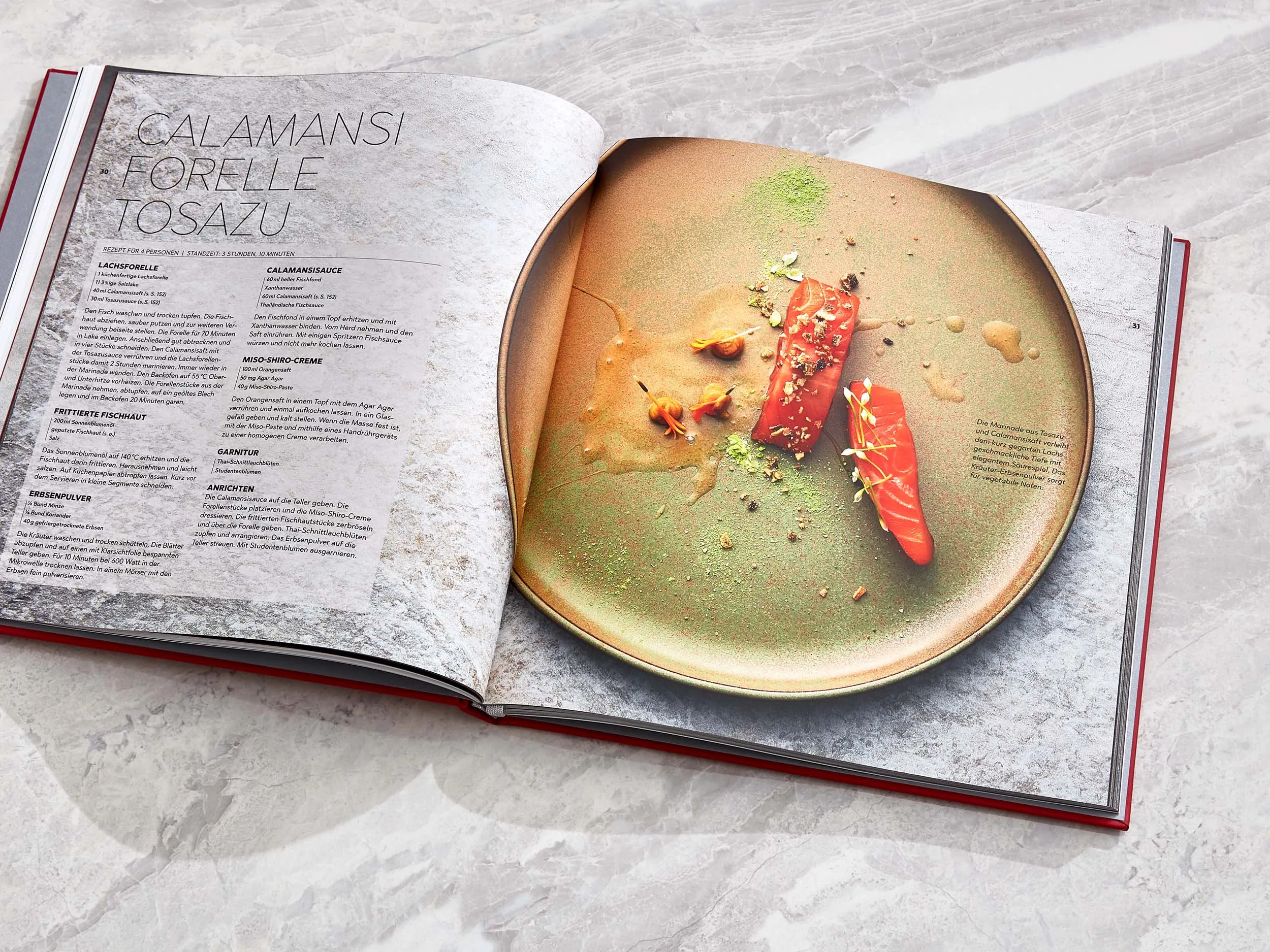 Aufgeschlagenes Kochbuch "Umami" von Heiko Antoniewicz mit dem Rezept "Calamansi, Forelle, Tosazu". Food-Fotografie von Thorsten kleine Holthaus