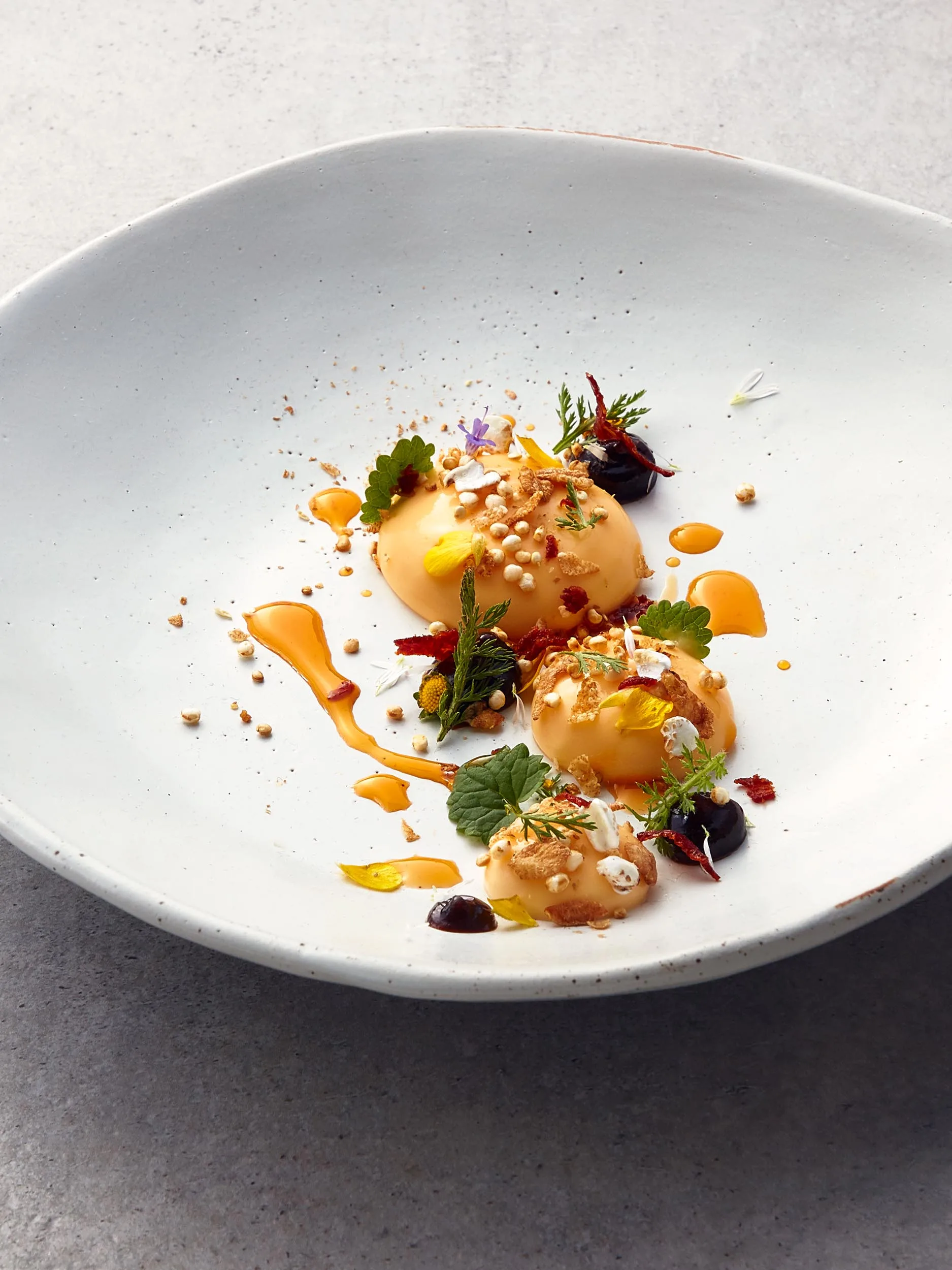 Rezeptbild "Cheddarcreme, Biercerealien, Chorizo Chip" aus dem Kochbuch "Umami" von Heiko Antoniewicz