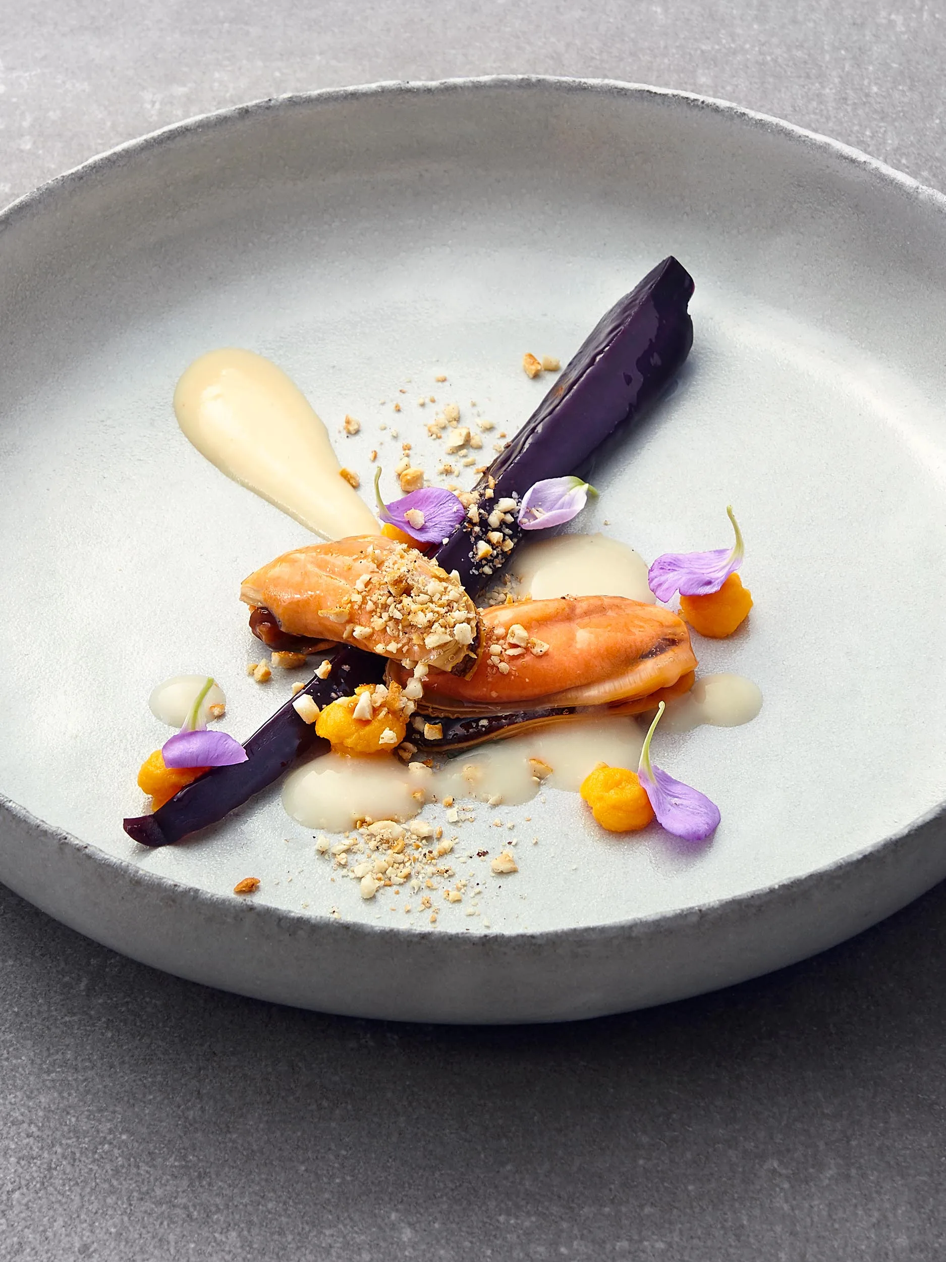 Rezeptbild "Fermentiierte Reiscreme, Miesmuscheln, Karotten" aus dem Kochbuch "Umami" von Heiko Antoniewicz