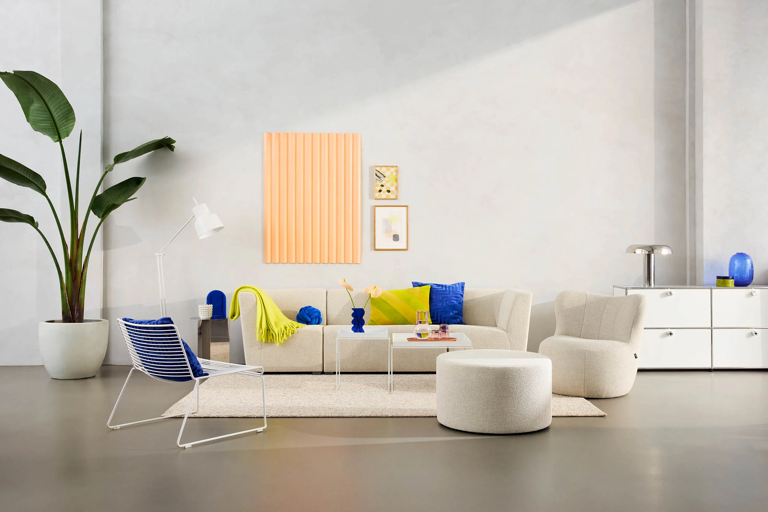 Lounge-Setting in leuchtenden Farben „Color Rush! Dopamine Colors für Ihre Lounge“ aus der Serie "Rent the Look" von PartyRent