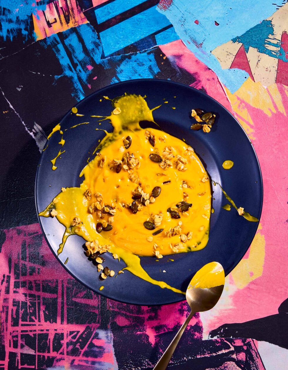 Geröstete vegane Kürbissuppe mit Hafer-Topping im modernen Editorial-Look