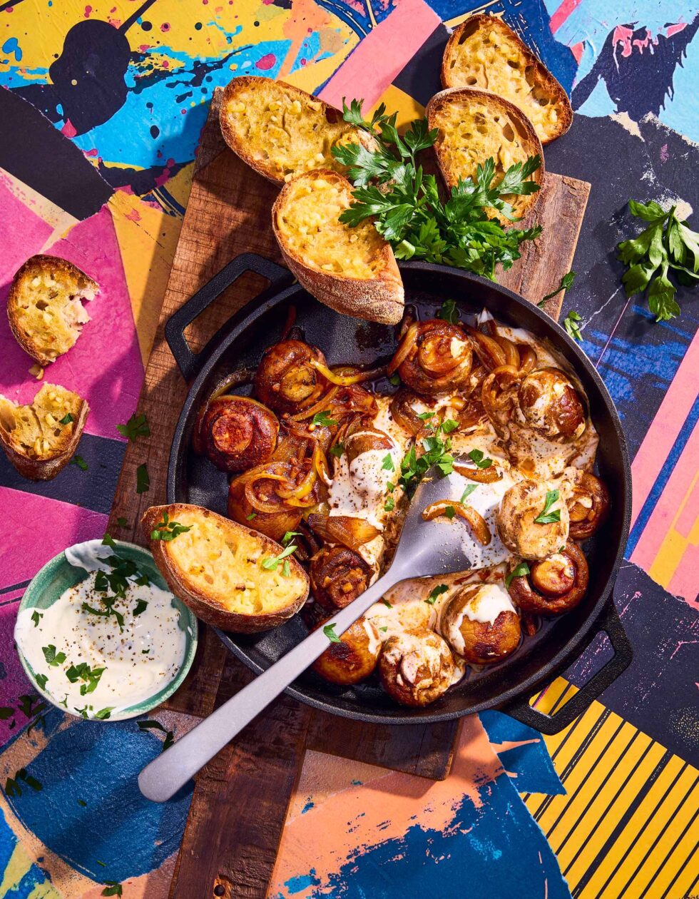 Champignons mit Knoblauchbaguette modern und poppig fotografiert