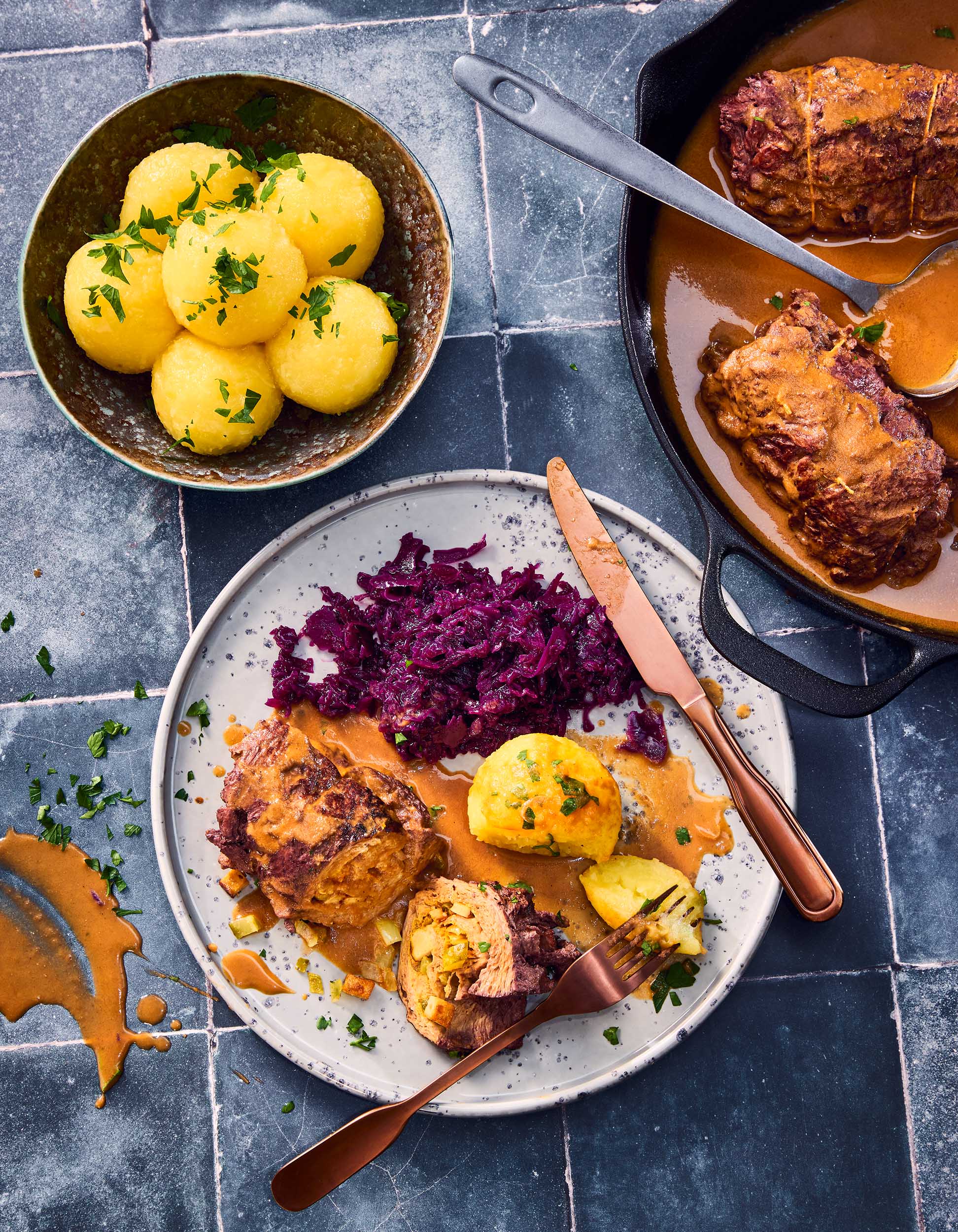 Rouladen mit Klöße, fotografiert im modernem Editorial-Look
