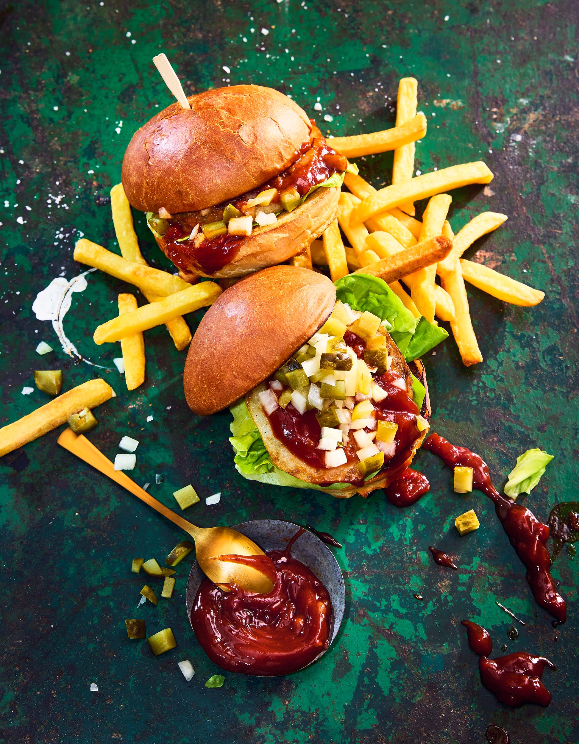 Veganer Burger mit Kohlrabisteaks und Pommes modern fotografiert für das Kochbuch "Boys don´t cook"