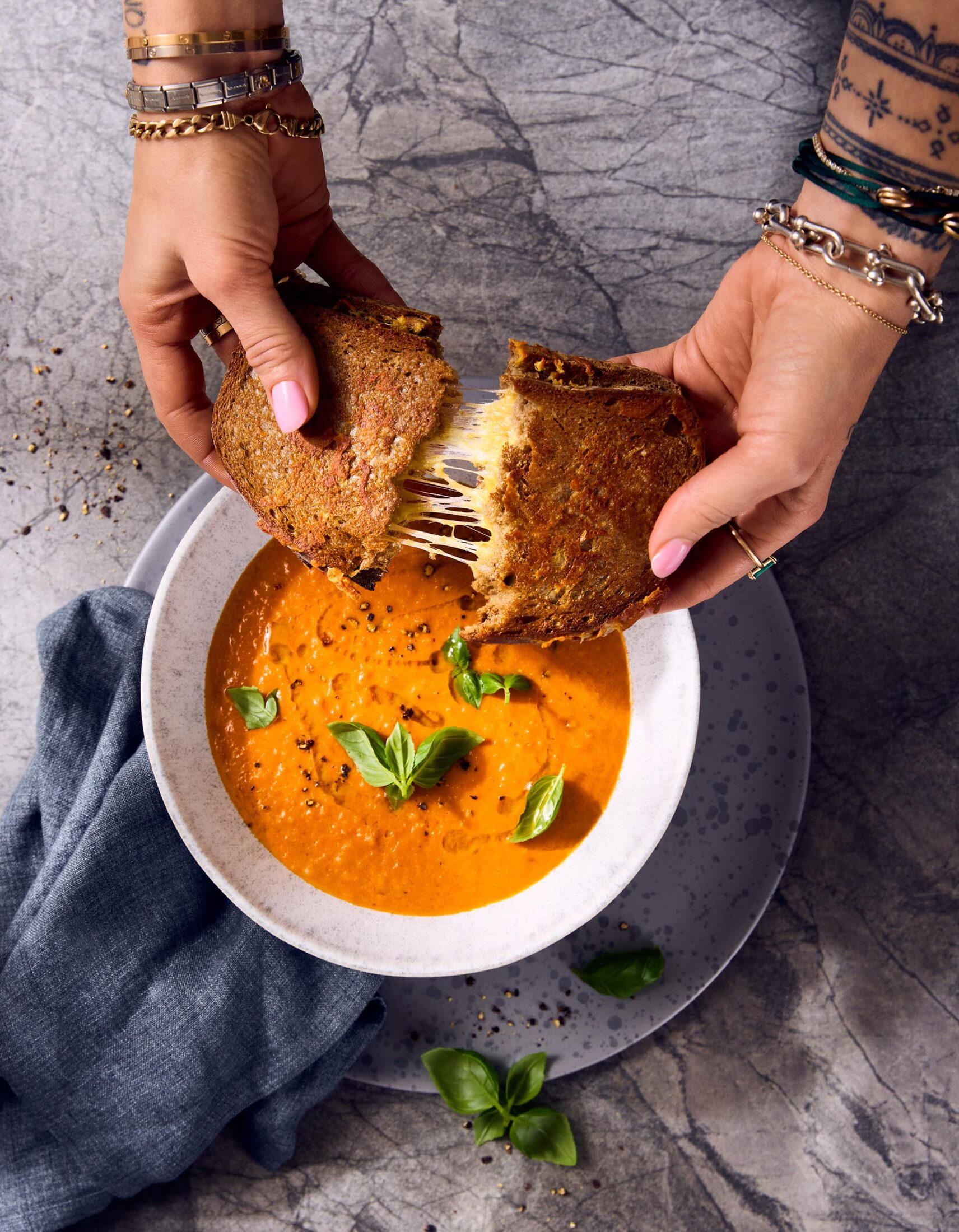 Rezeptfotografie mit "Wow-Effekt": Grilled Cheese Sandwich mit Rösttomatensuppe