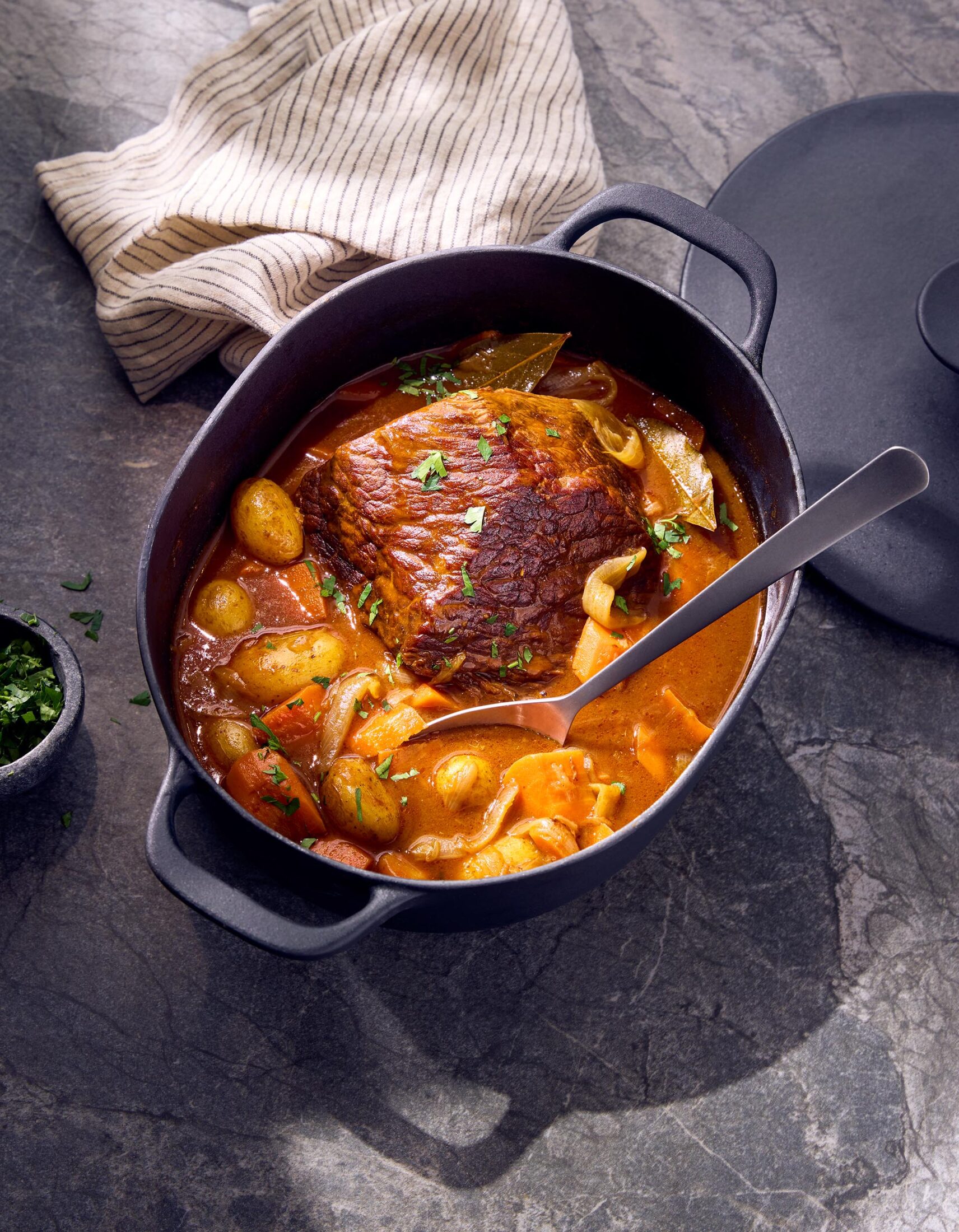 Modern fotografierter Schmorbraten mit Kartoffeln