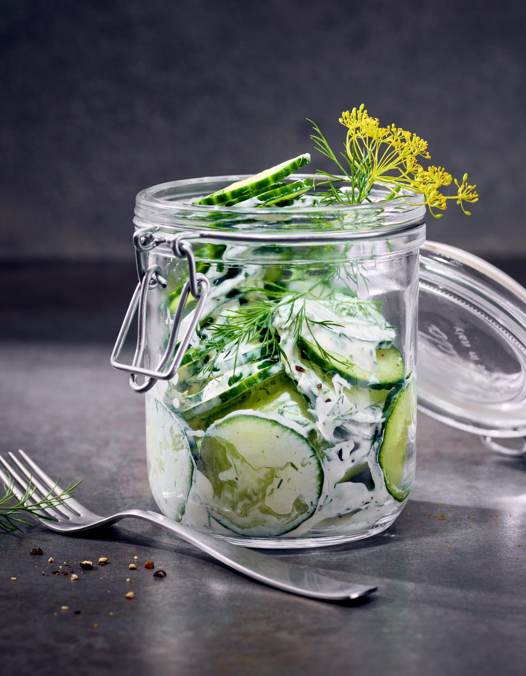 Gurkensalat im Glas als einfaches und frisches Salatrezept