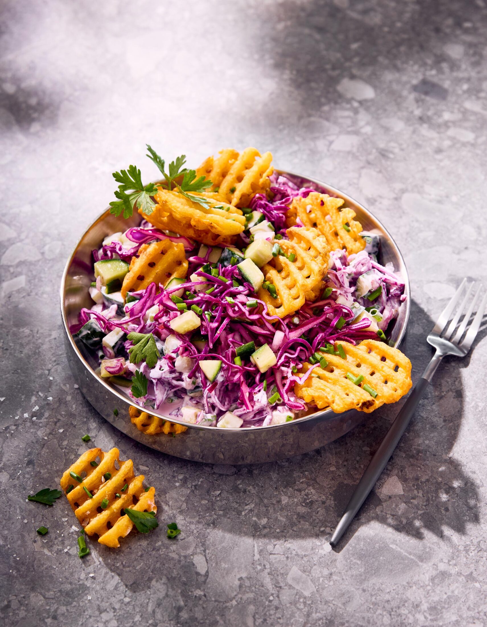 Modernes, stylisches Foodmotiv "Crispy Salad mit Gitterkartoffeln" für das Kochbuch "Holy"