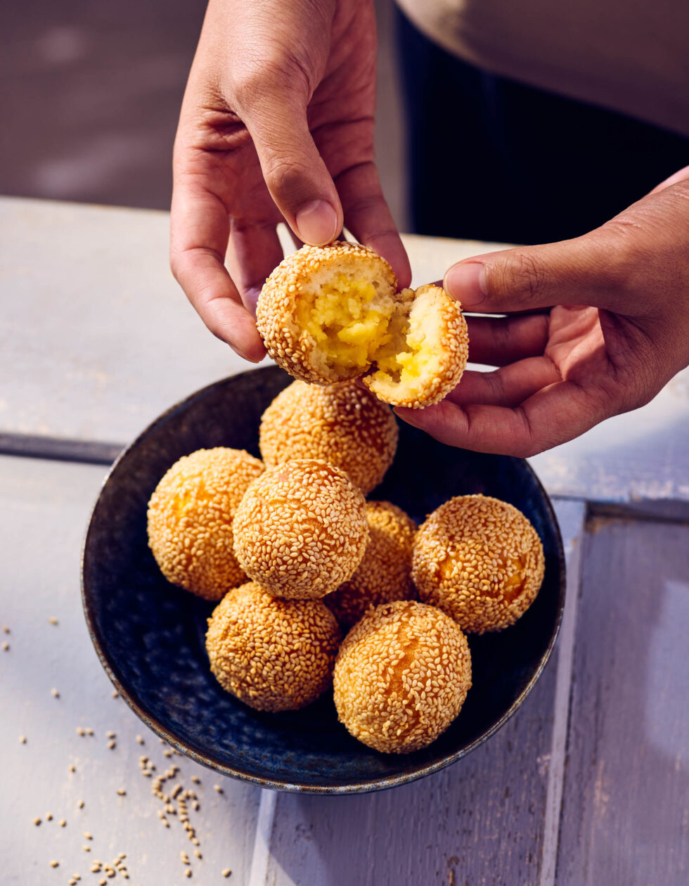 Bánh Rán – Hands-in-Frame Foodfotografie aus „Taste of Asia“